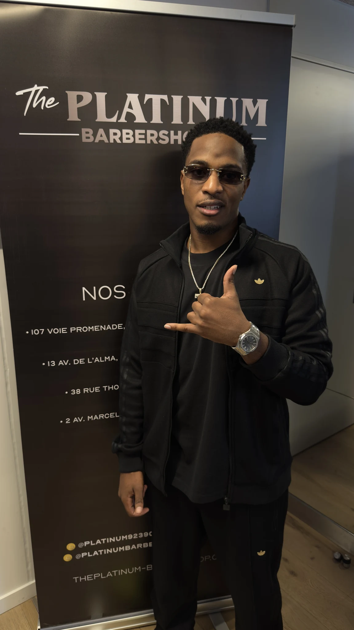 Personnalité visitant le barbershop